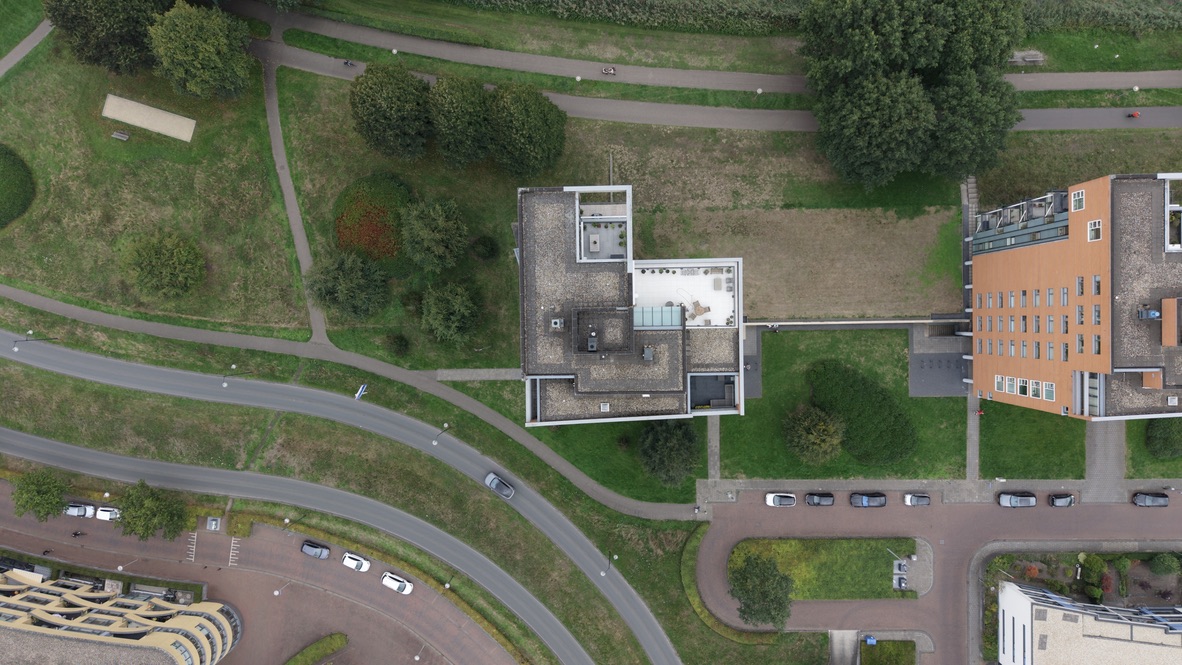 Bovenaanzicht van een gebouw en zijn omgeving