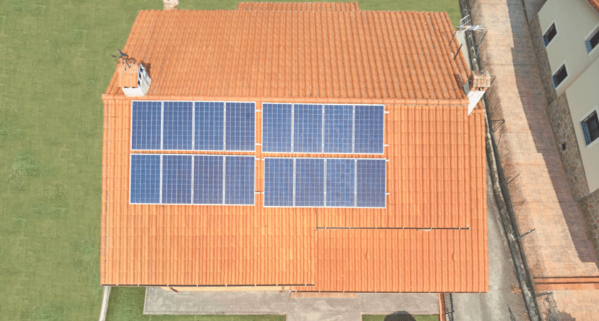DJI-voorbeeld: dakpannen en zonnepanelen van bovenaf voor visuele inspectie