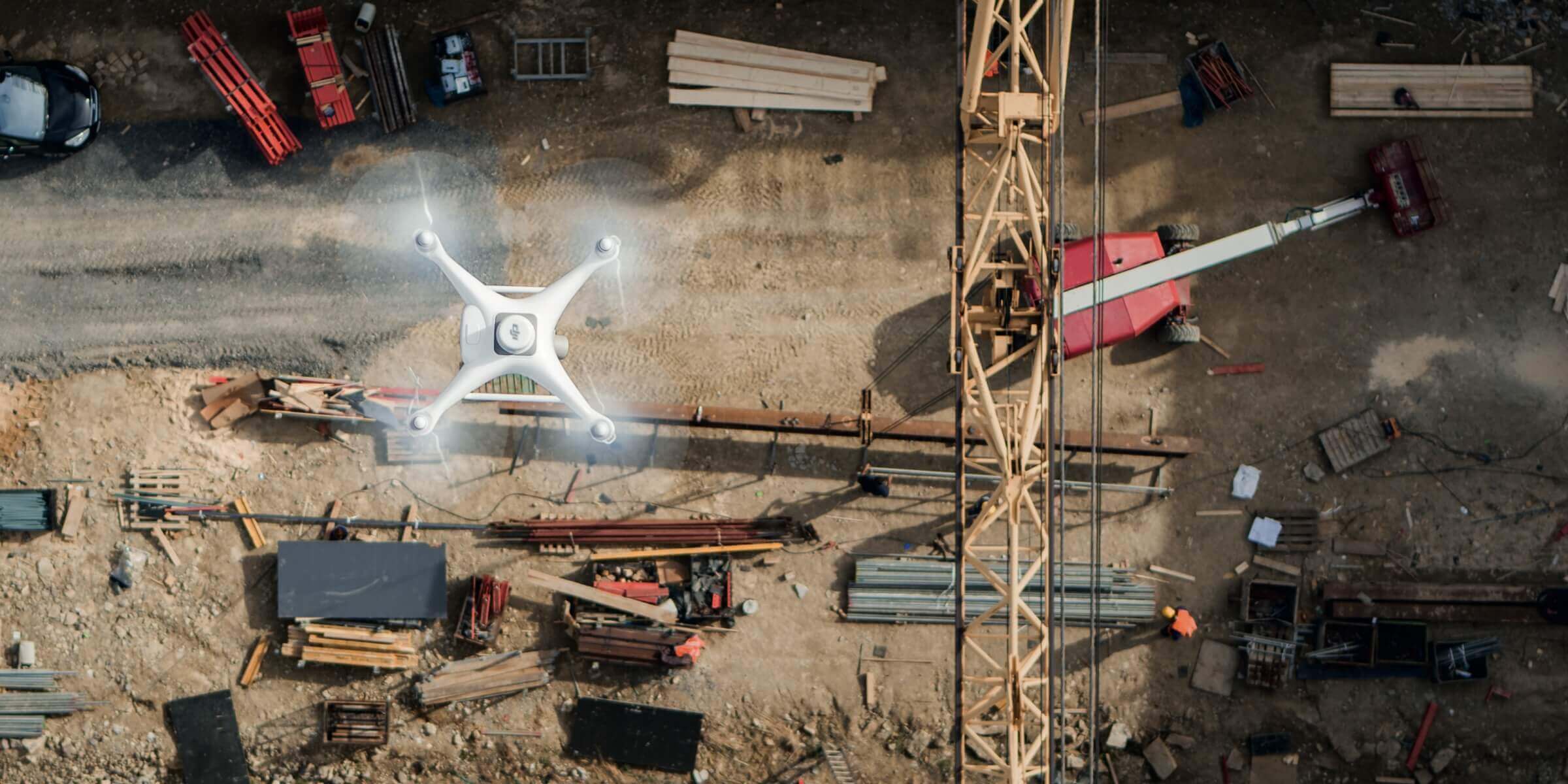 DJI-voorbeeld: drone tijdens opnames boven een bouwlocatie