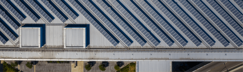 DJI-voorbeeld: luchtfoto van een bedrijfsdak met zonnepanelen